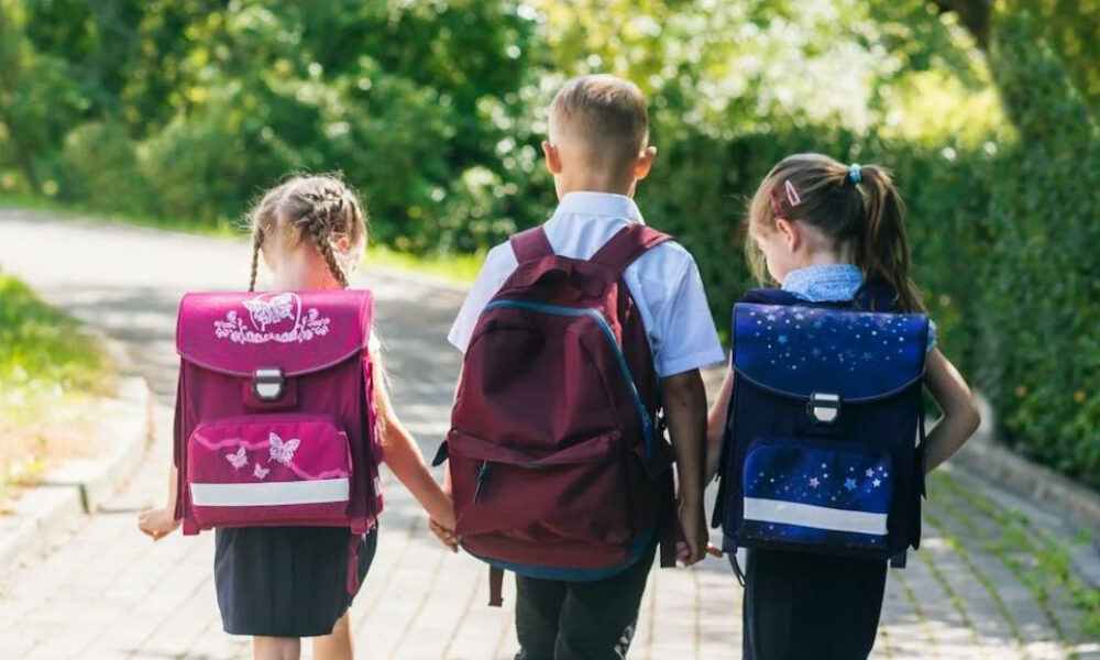 После летних каникул дети возвращаются в школу. Lender high school америка. День прогуливания уроков открытка. Привет, джули! (2010 сша. Школа в которую возвращаются.